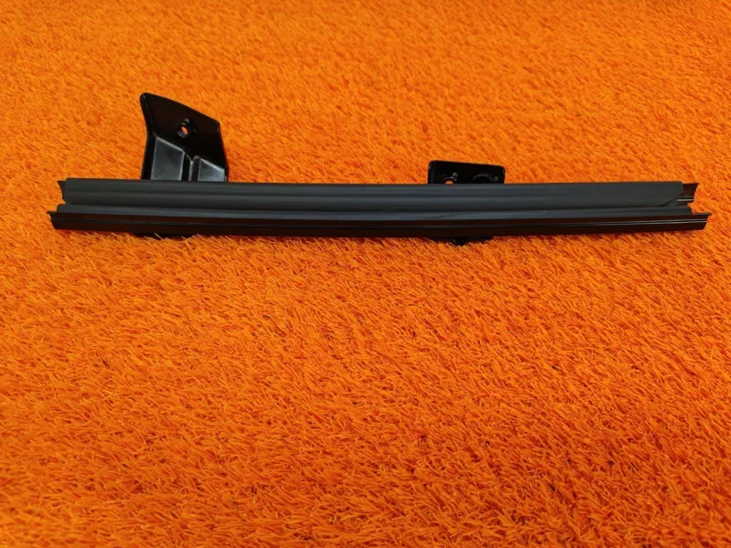 Направляющая стекла двери