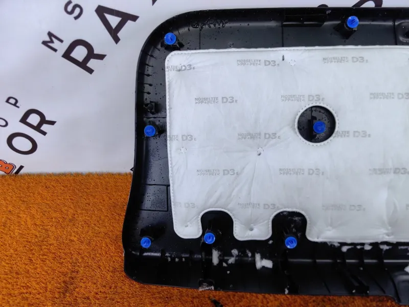 Обшивка двери багажника