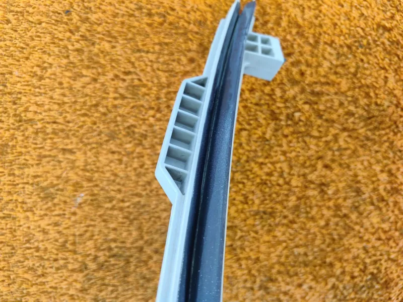 Направляющая стекла двери