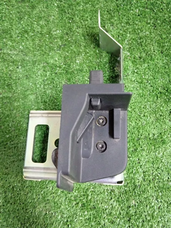 Кронштейн шторки багажника