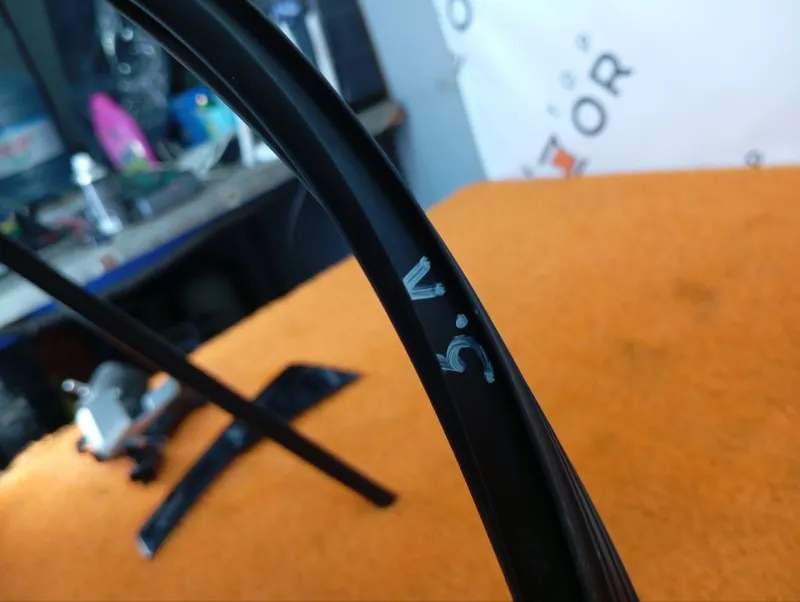 Уплотнитель стекла двери