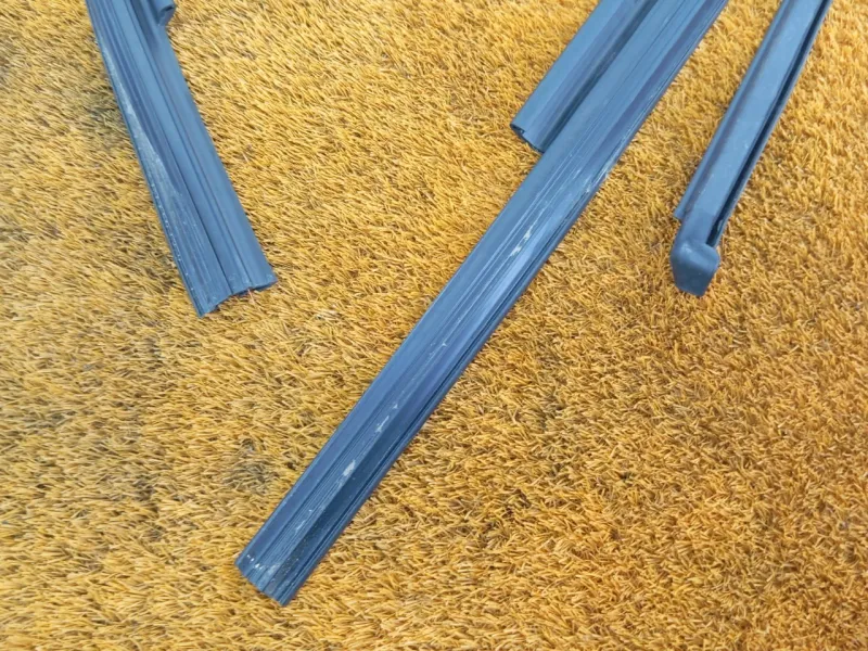 Уплотнитель стекла двери