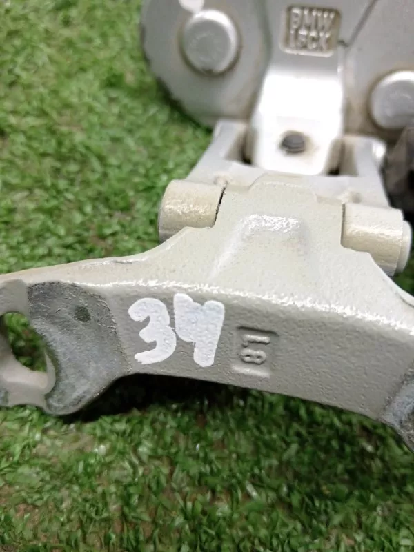 Петля двери багажника