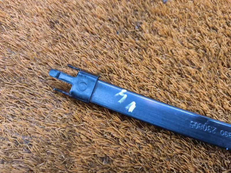 Направляющая стекла двери