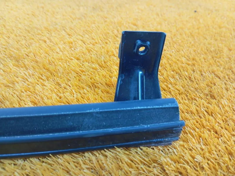 Направляющая стекла двери