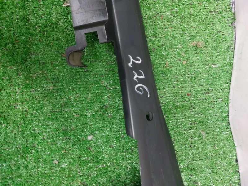 Кронштейн обшивки двери