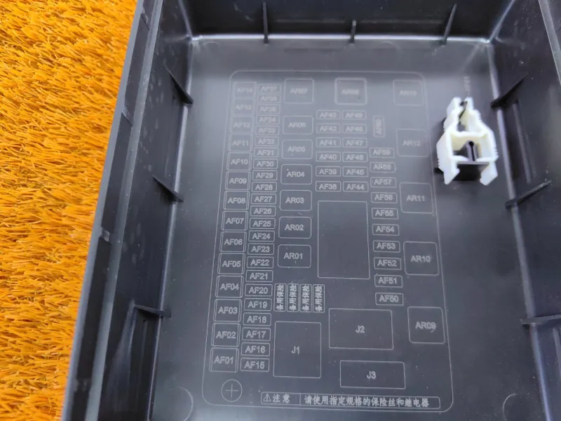 Крышка блока предохранителей