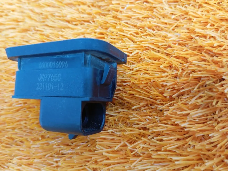 Кнопка открывания багажника