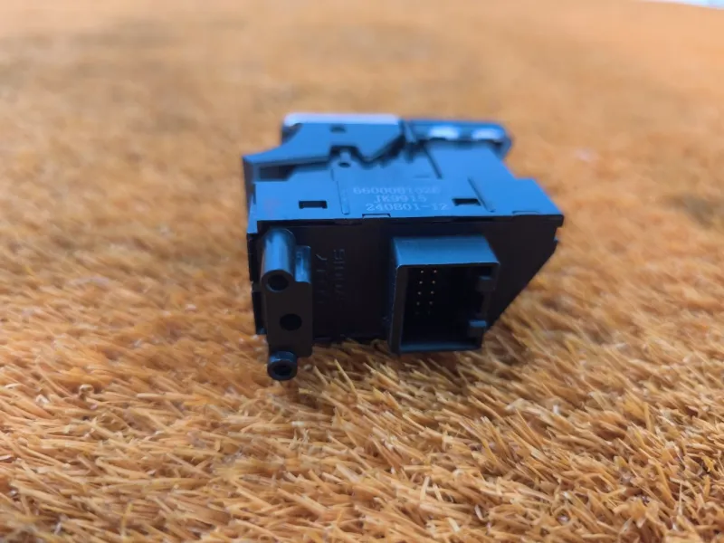 Кнопка стояночного тормоза