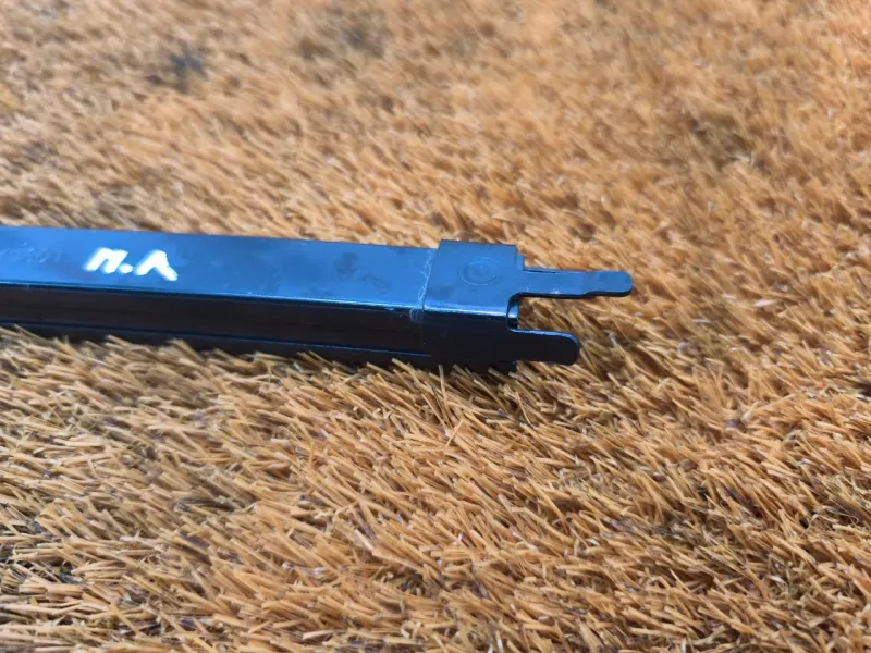 Направляющая стекла двери