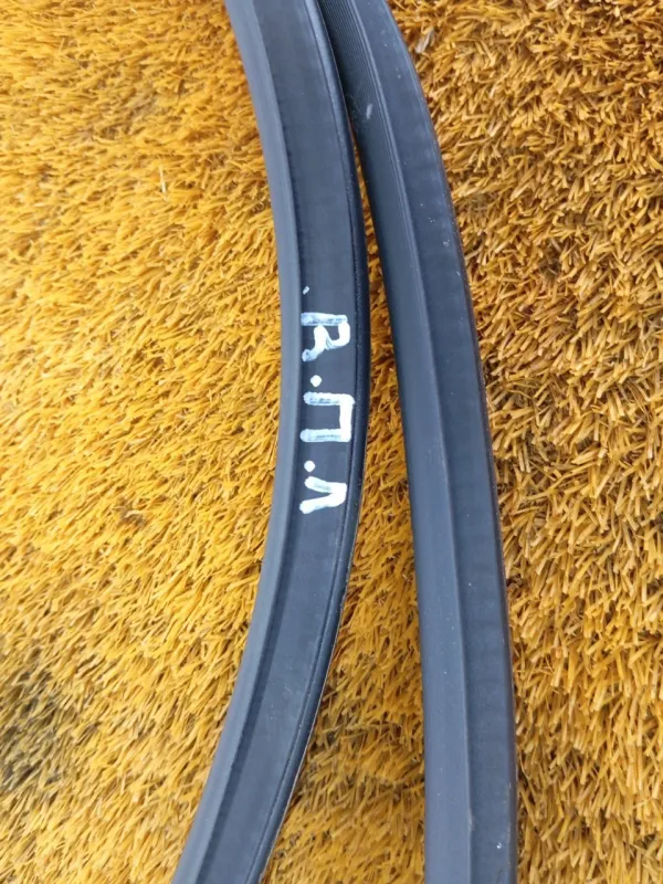 Уплотнитель проема двери