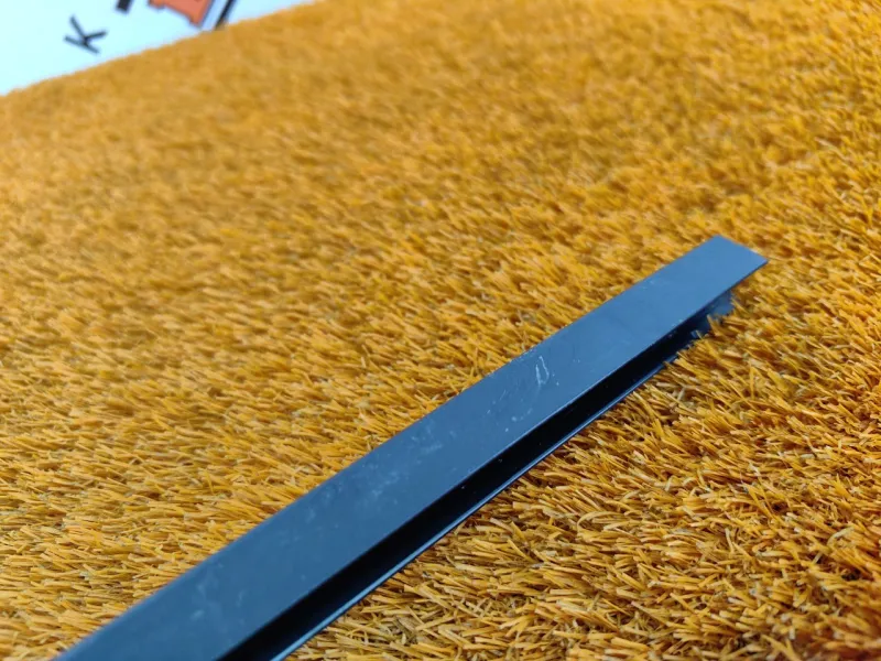 Направляющая стекла двери