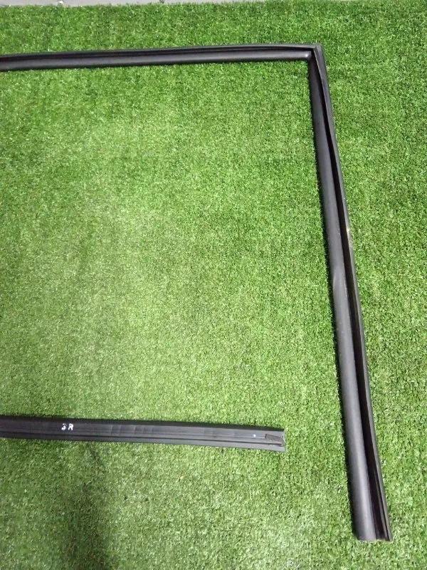 Уплотнитель стекла двери