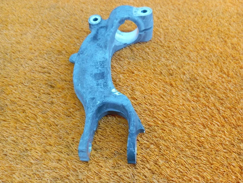 Крепление амортизатора