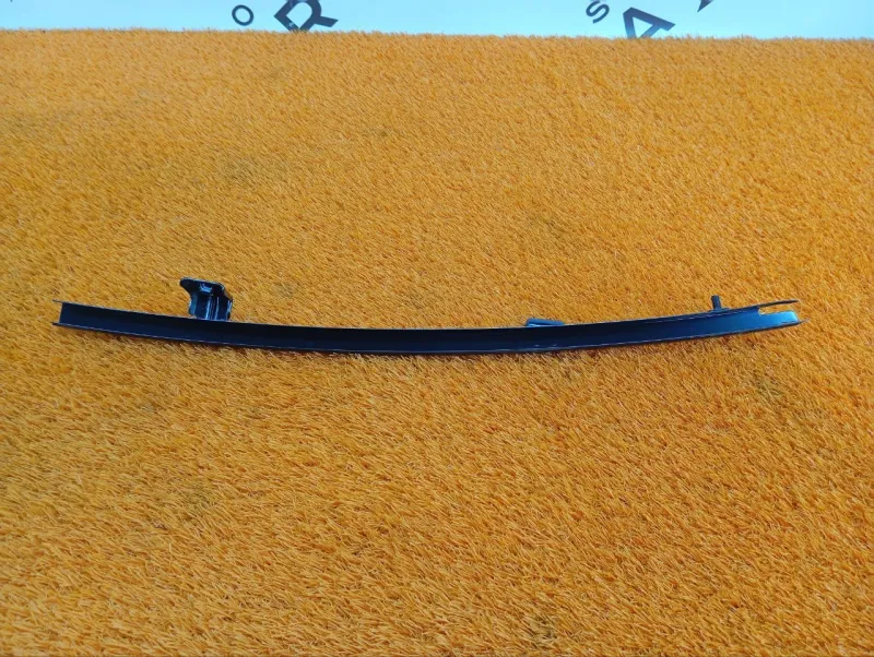 Направляющая стекла двери