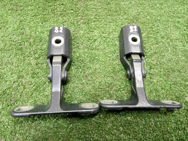 Петля двери багажника