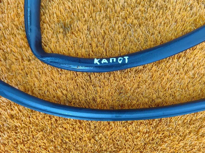 Уплотнитель капота