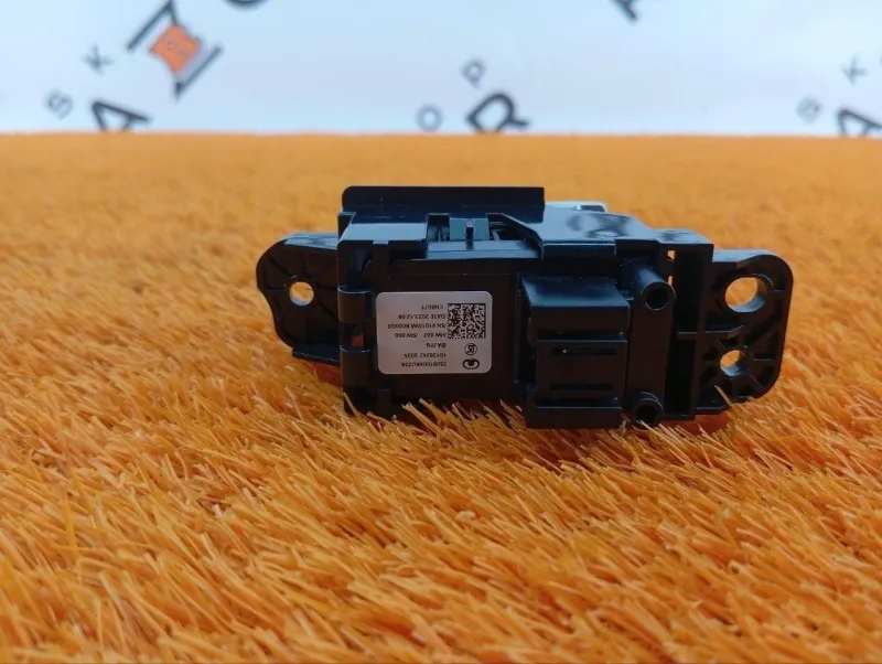 Кнопка стояночного тормоза