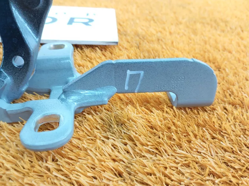 Петля двери багажника