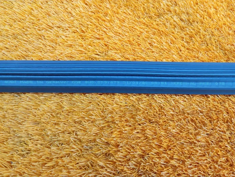 Уплотнитель стекла двери