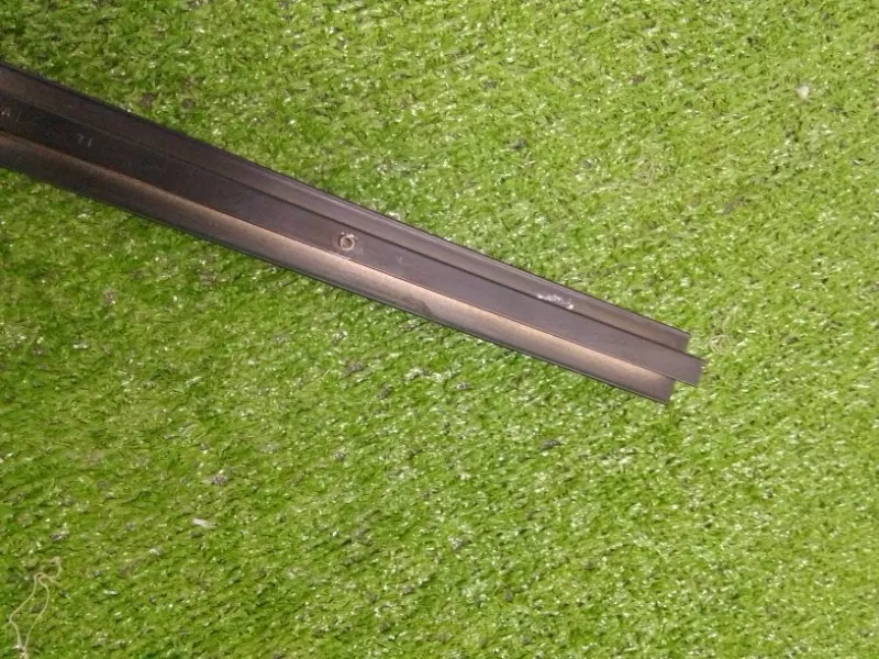 Направляющая стекла двери