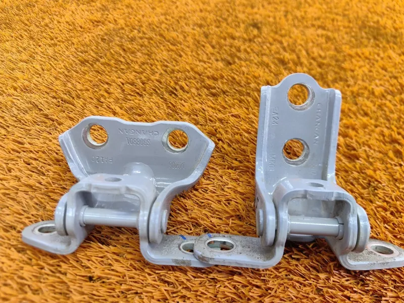 Петля двери