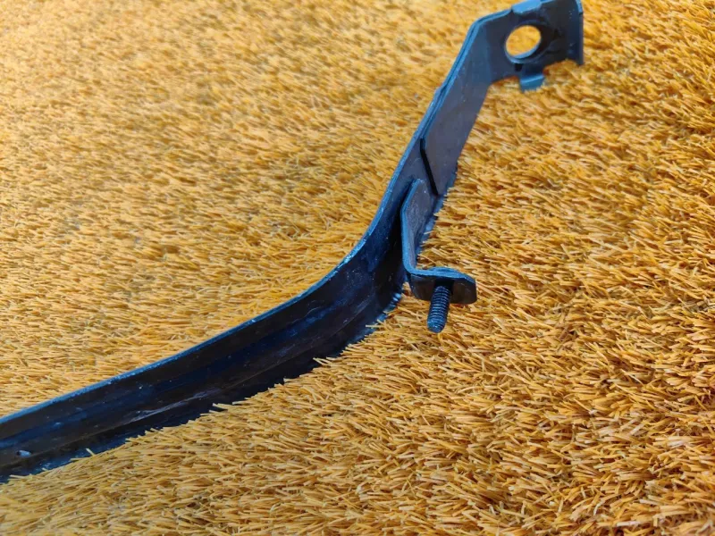 Крепление топливного бака