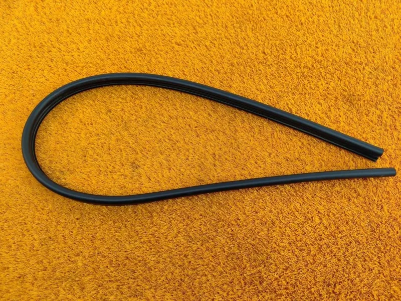 Уплотнитель капота