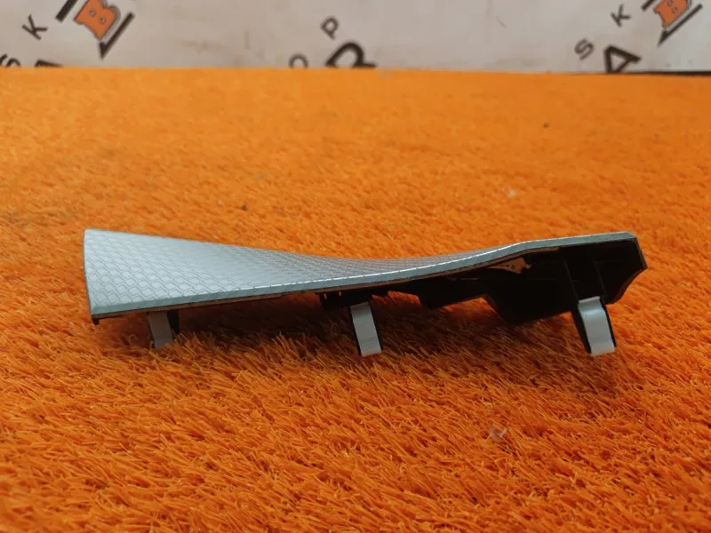 Декоративная накладка торпедо под дефлектор