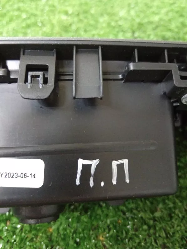 Кнопка стеклоподъемника