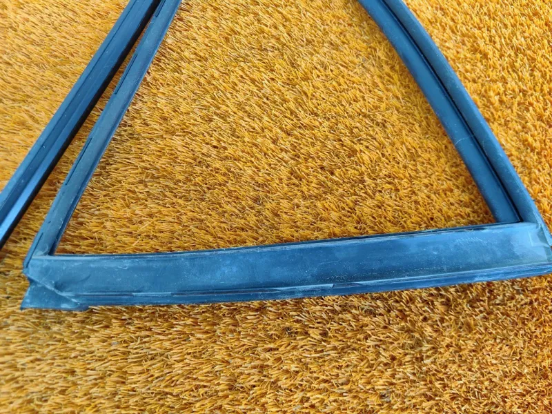 Уплотнитель стекла двери