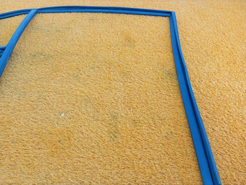 Уплотнитель стекла двери