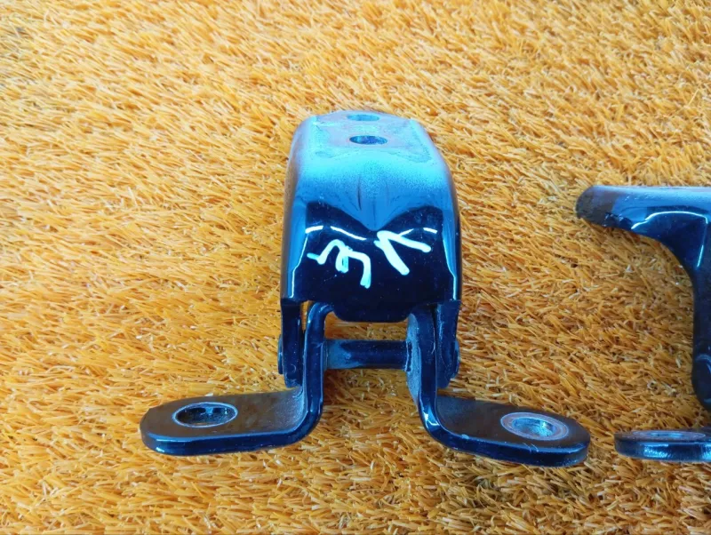 Петля двери