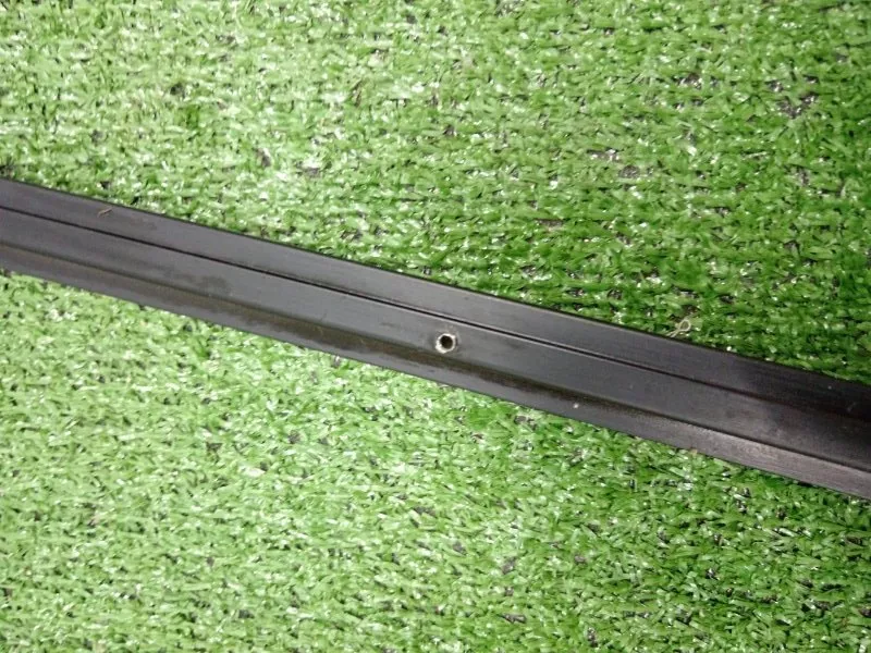 Направляющая стекла двери