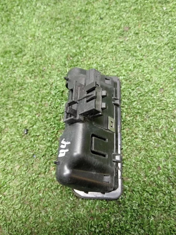 Кнопка открывания багажника