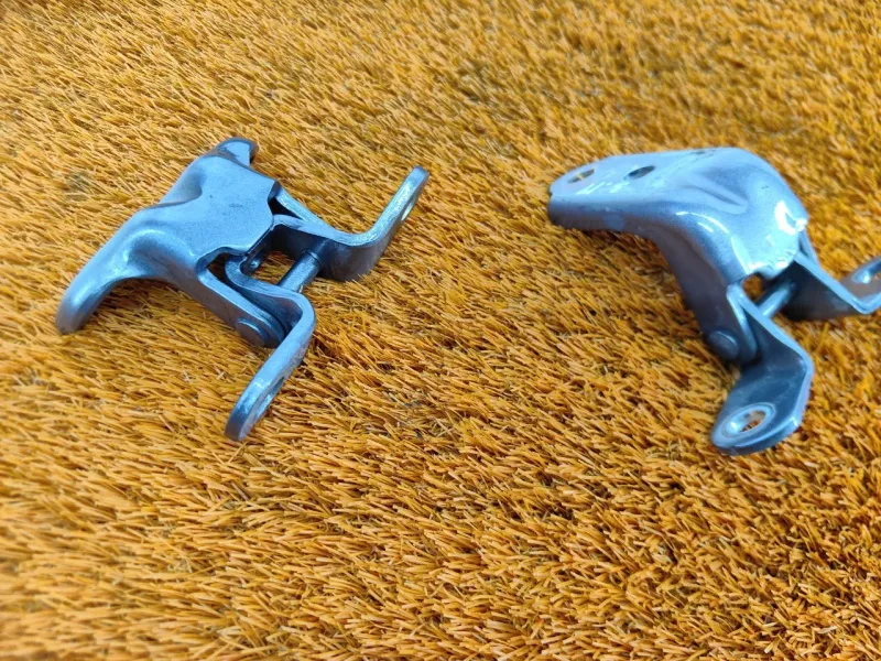 Петля двери