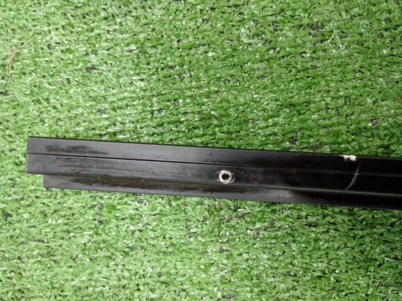 Направляющая стекла двери