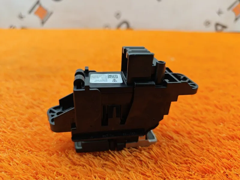 Кнопка стояночного тормоза