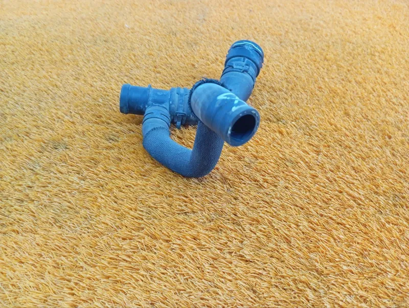 Патрубок системы охлаждения