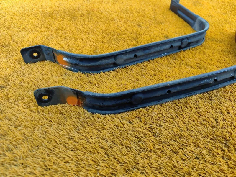 Крепление топливного бака