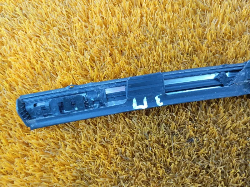 Уплотнитель стекла двери