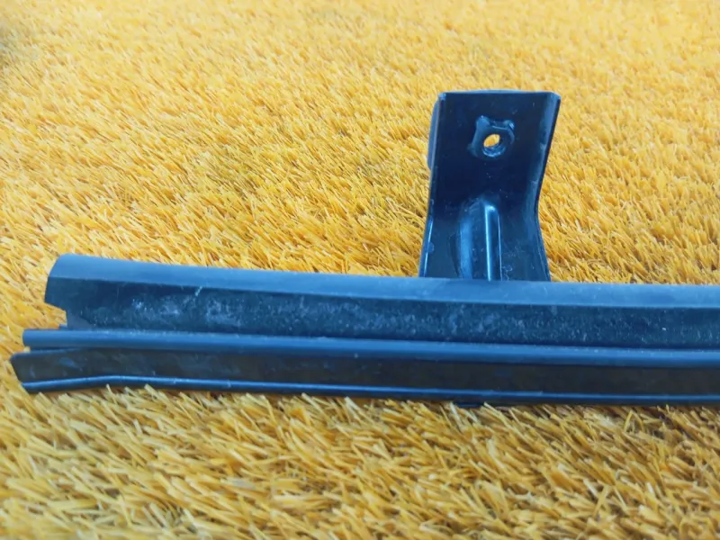 Направляющая стекла двери