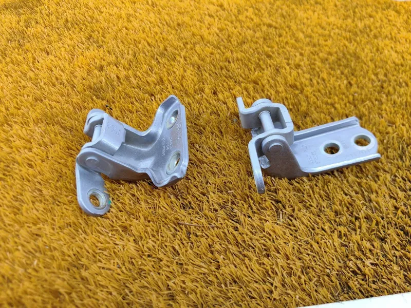 Петля двери