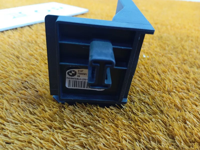 Кронштейн шторки багажника