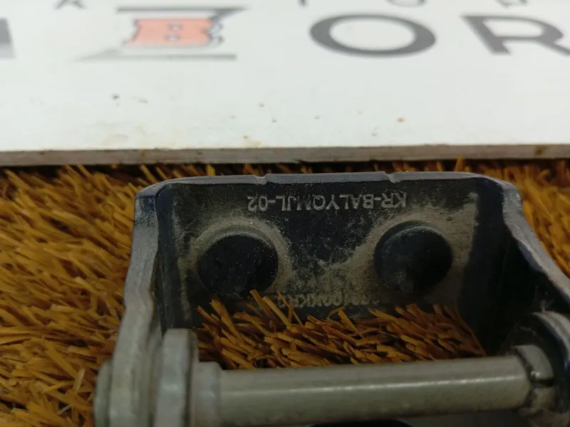 Петля двери багажника