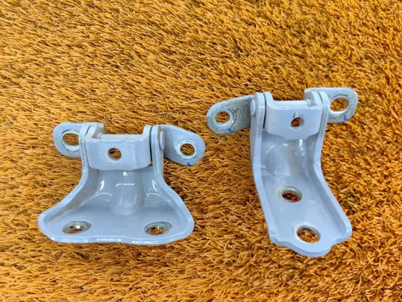 Петля двери