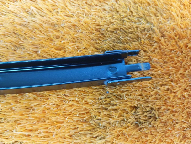 Направляющая стекла двери