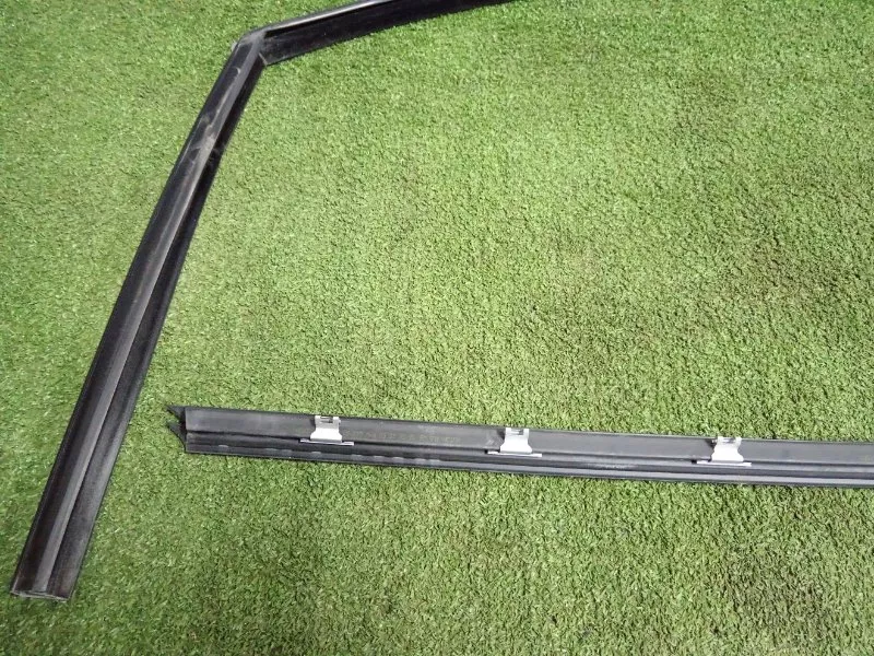 Уплотнитель стекла двери