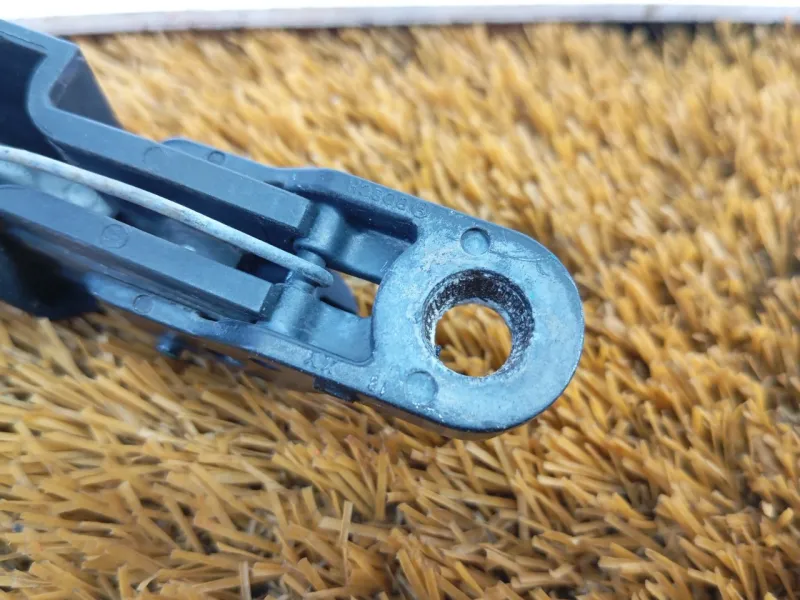 Поводок стеклоочистителя багажника