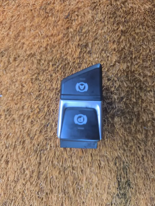 Кнопка стояночного тормоза